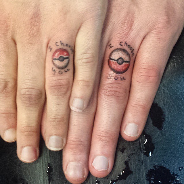 парные татуировки женатых на пальцах