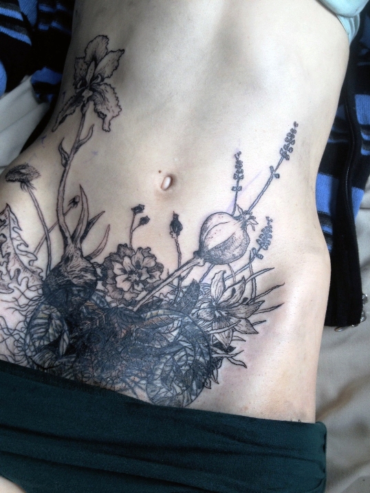 полевые цветы тату на женском лобке