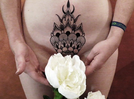 цветы татуировка в паху у девушки