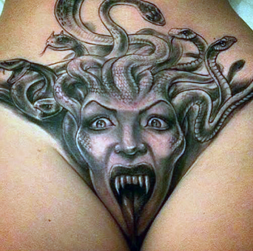 медуза горгона татуировка на лобке у девушки