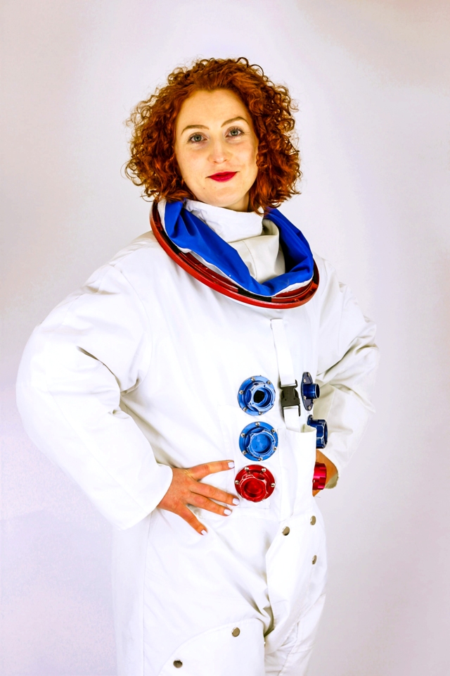 рыжеволосая девушка астронавт