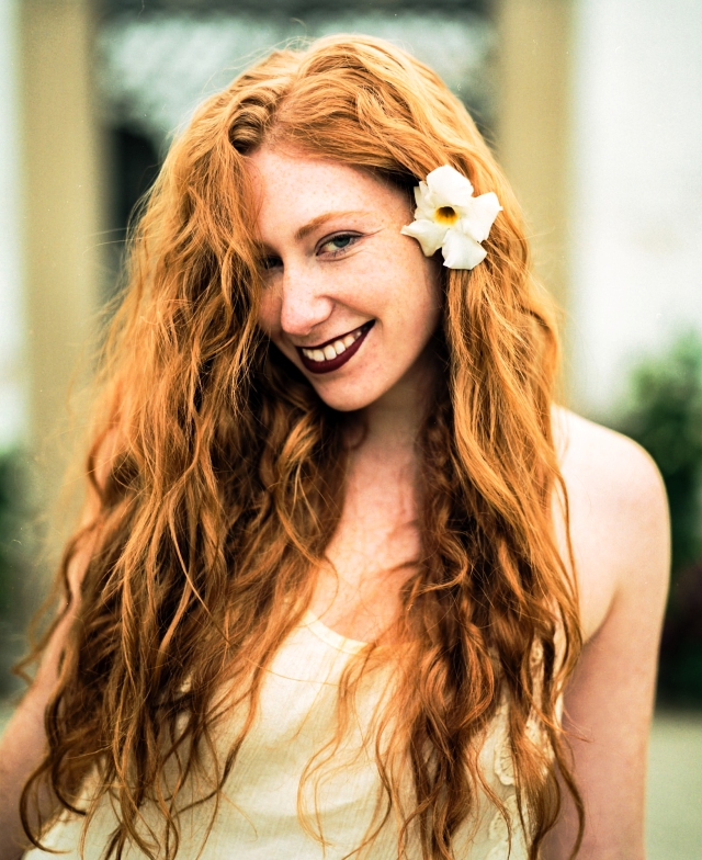 рыжеволосая девушка с цветами в волосах