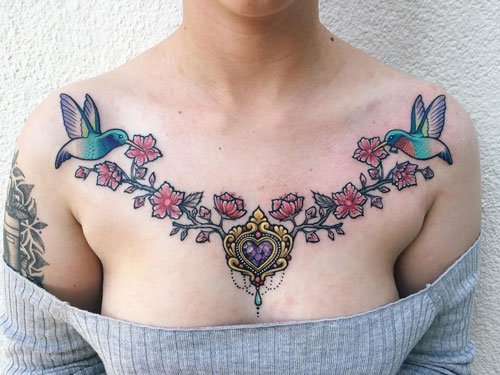 татуировка на груди у девушек фото