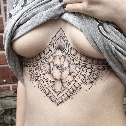 татуировки на груди женщины