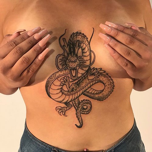татуировки на груди девушки