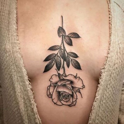 татуировки цветы на девичьих грудях