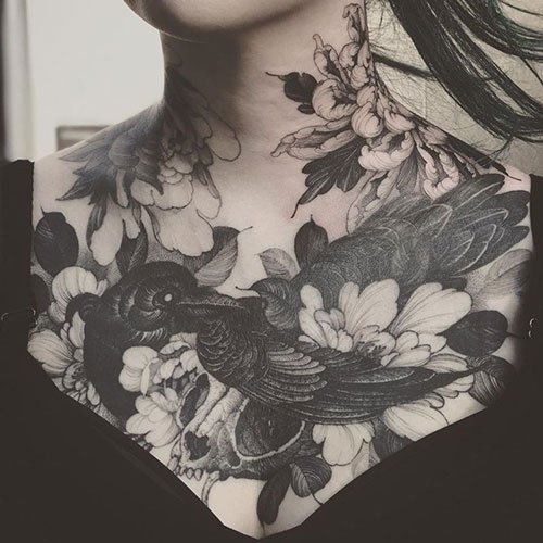 татуировка вокруг женской груди
