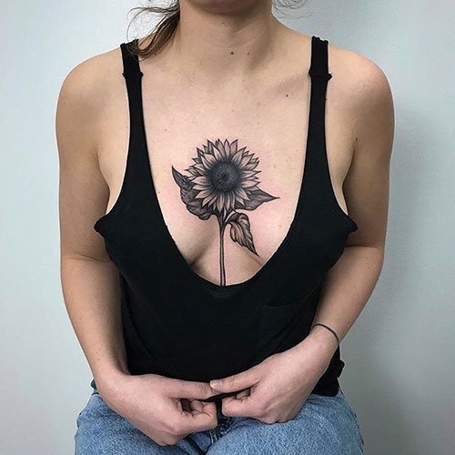 татуировки над грудью девушки