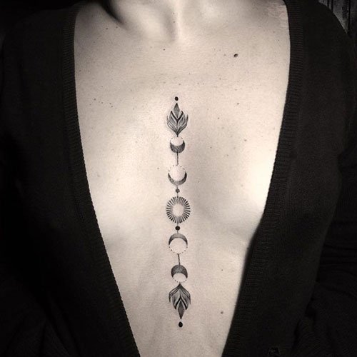 татуировка на средней женской груди
