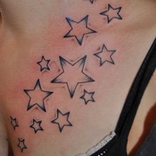 татуировка звезда на женской груди