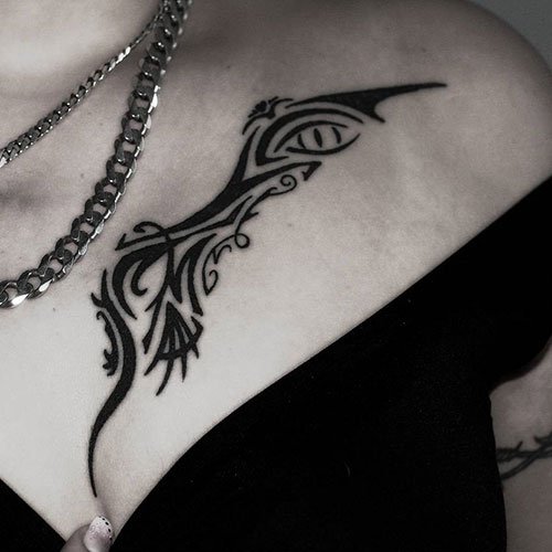 на женской груди татуировки смотреть