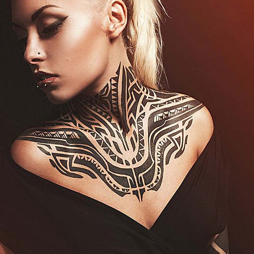 татуировка женская на груди