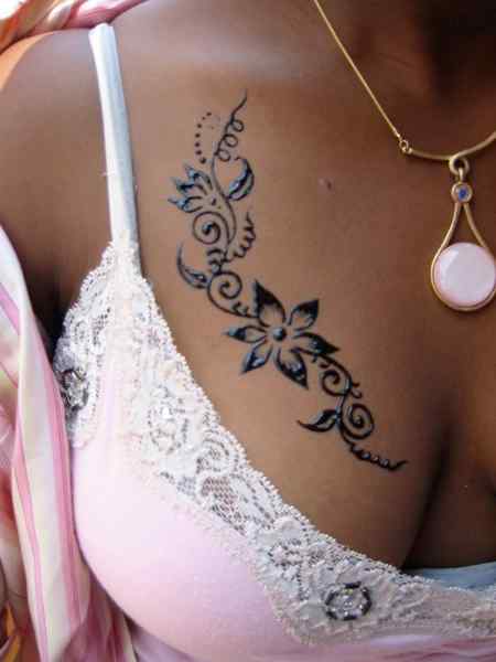 татуировка на груди привлекательной женщины