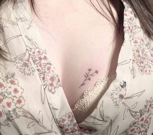 татуировка на груди у милой девушки