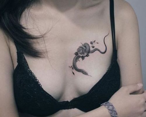 татуировка на груди у женщины со смыслом