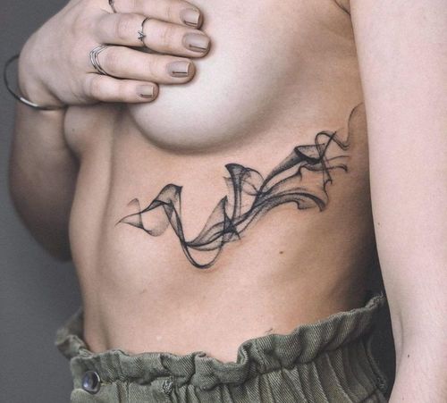татуировка на девушкиной груди