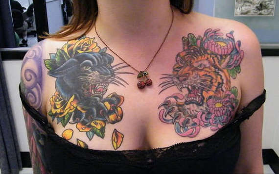 татуировка на груди юной девушки