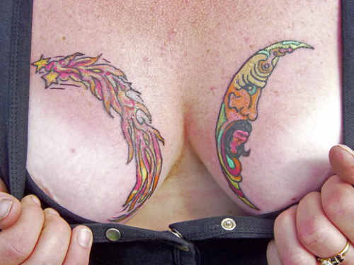 татуировка вокруг груди у девушки