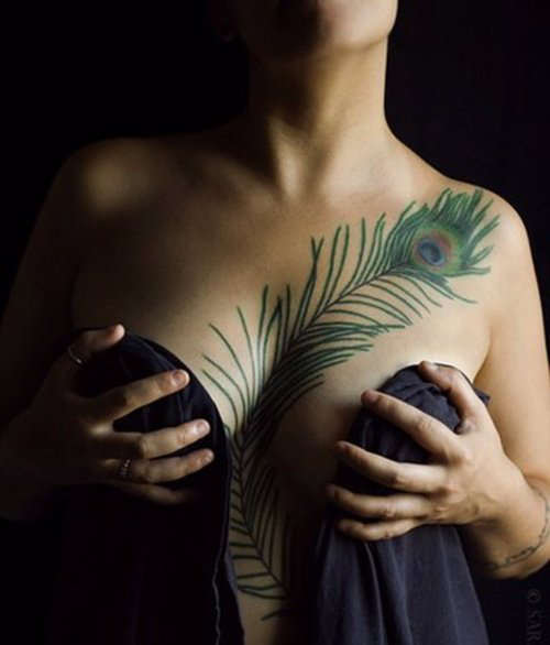 татуировки женские в декольте