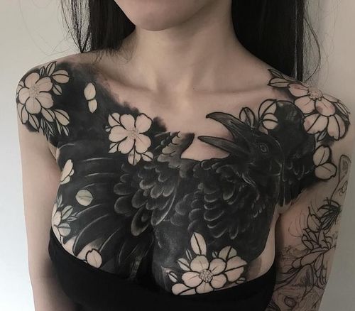 девушка с татуировкой на груди