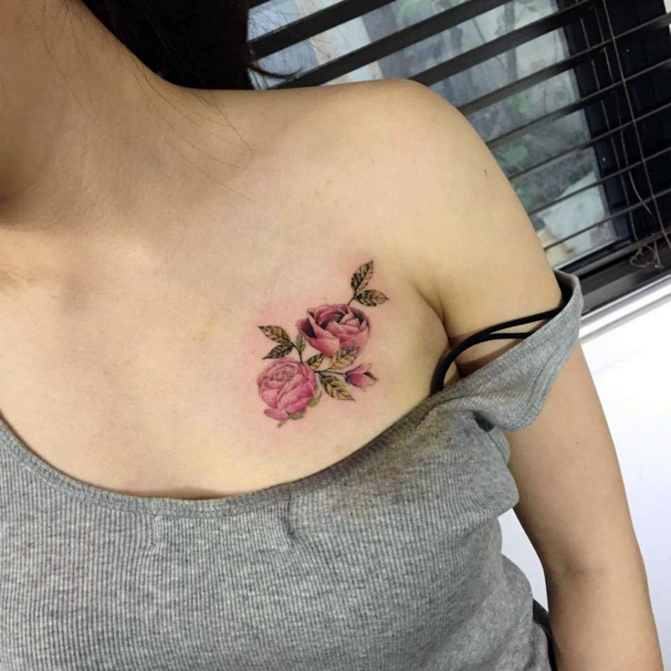 женщина с татуировкой на груди