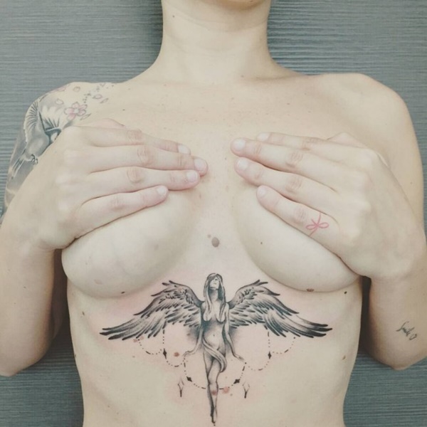 татуировка вокруг груди женская