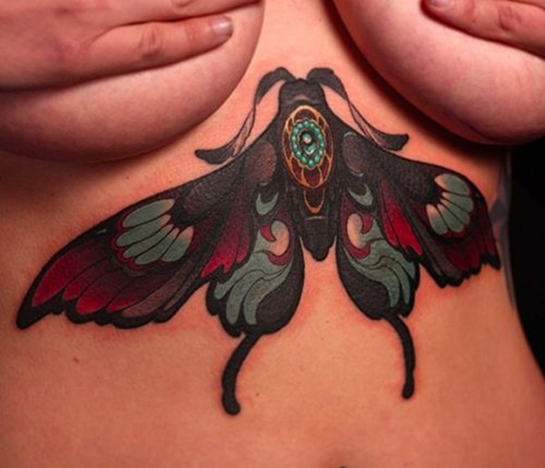 татуировка на большой девичьей груди