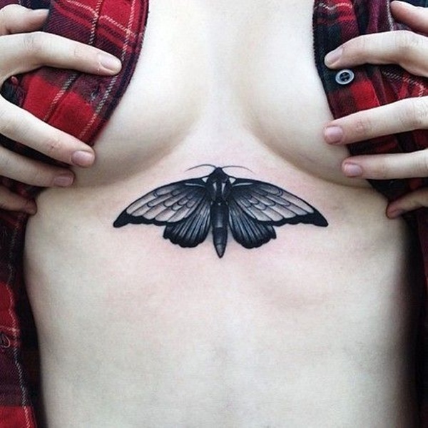 татуировка под женской грудью