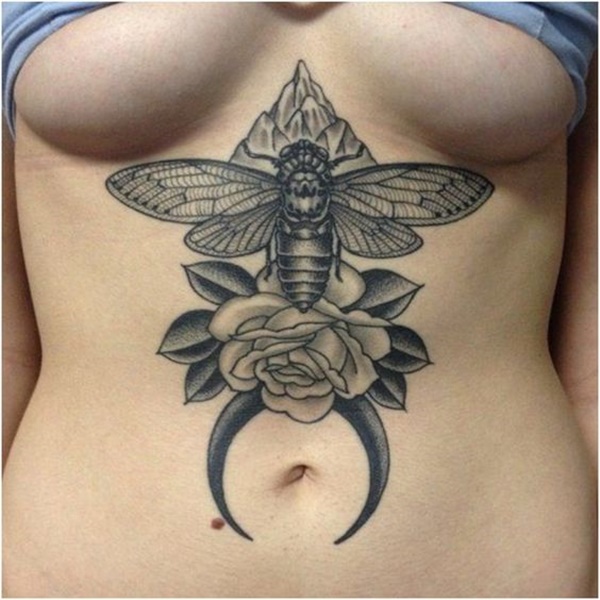 татуировка на груди взрослой женщины